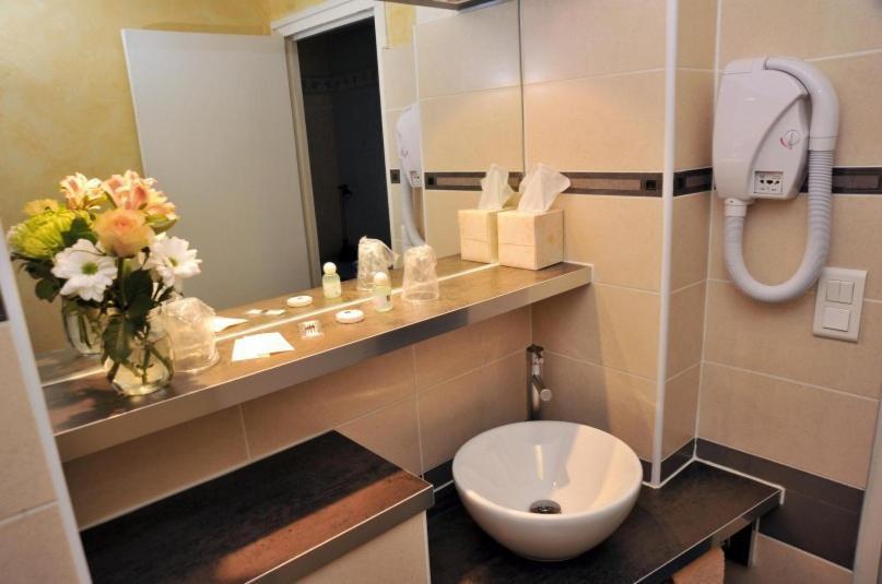 Hotel Gambetta Lons-le-Saunier Rom bilde
